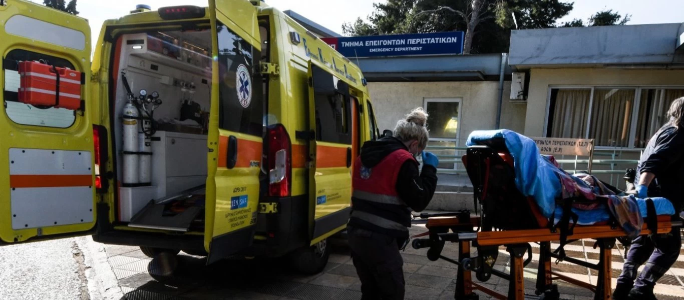 Kαταγγελία ΠΟΕΔΗΝ για τον θάνατο του 20χρονου στην Σάμο - Δεν υπήρχε δεύτερος οδηγός ασθενοφόρου (βίντεο)